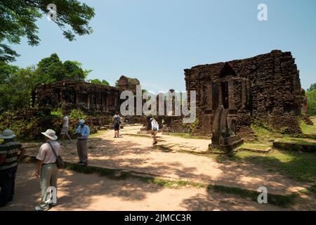 My son site classé au patrimoine mondial de l'UNESCO près de Hoi an, dans le centre du Vietnam, est un ancien complexe de temples hindous du peuple Cham. Ruines du vieux temple hindou Banque D'Images