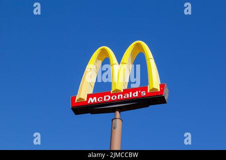 Litchfield, Illinois, États-Unis - 26 mars 2022 : un panneau de poteau de restaurant McDonald's avec un ciel bleu en arrière-plan. Banque D'Images