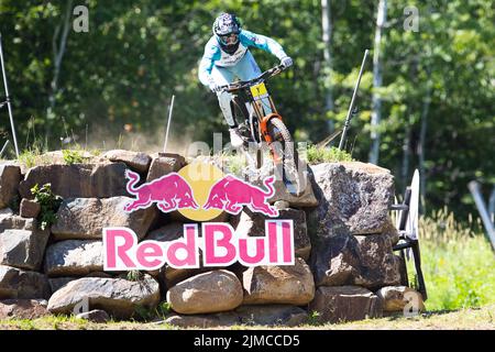 05 août 2022 : course de Pierron Amaury pendant la ronde de qualification de descente de MenÕs de la coupe du monde de vélo de montagne UCI Mercedes-Benz 2022 qui s'est tenue au Mont-Sainte-Anne à Beaupré, Québec, Canada. Daniel Lea/CSM Banque D'Images