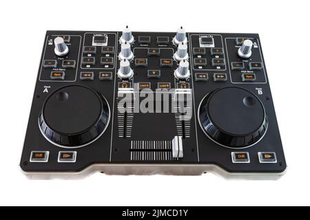 DJ Control Mixer portable sur fond blanc. Banque D'Images