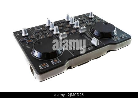 DJ Control Mixer portable sur fond blanc. Banque D'Images