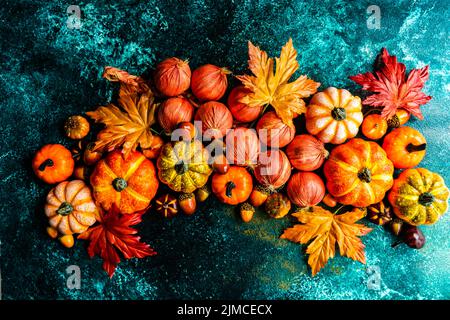 Cadre fait avec de fausses feuilles d'autumnl et de légumes de récolte sur le fond de béton Banque D'Images