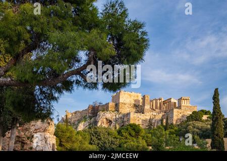 Vue sur l'Acropole d'Athènes, Grèce depuis une colline rocheuse à travers le rocher de l'Acropole Banque D'Images