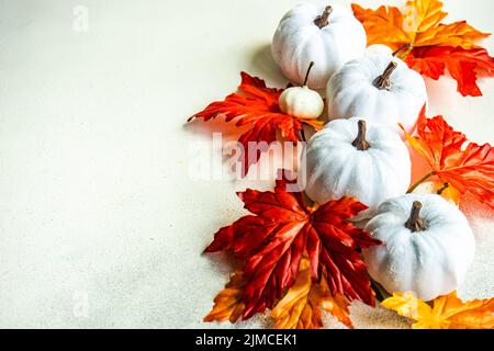 Cadre fait avec de fausses feuilles d'autumnl et de légumes de récolte sur le fond de béton Banque D'Images