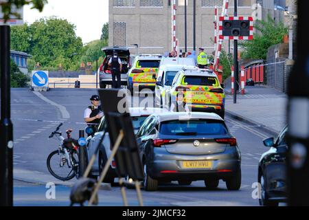 Londres, Royaume-Uni, 5th août 2022. Les services de police ont été vus en train de travailler suite à une réponse de la police armée après avoir signalé qu'un homme portant un conduit d'arme à feu avait été fixé à la main. Après qu'un témoin oculaire ait vu un taser activé sans effet, l'homme a été abattu et traité sur place pour ses blessures, avant d'être transporté à l'hôpital où son état est inconnu. On ne croit pas que l'incident soit lié à la terreur. Crédit : onzième heure Photographie/Alamy Live News Banque D'Images