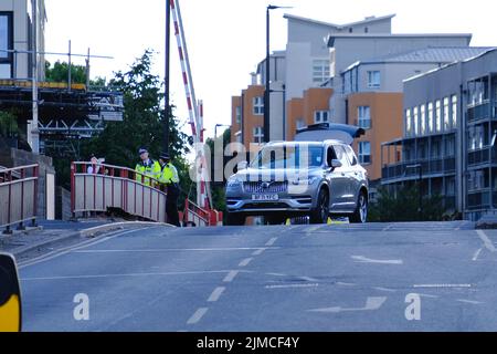 Londres, Royaume-Uni, 5th août 2022. Les services de police ont été vus en train de travailler suite à une réponse de la police armée après avoir signalé qu'un homme portant un conduit d'arme à feu avait été fixé à la main. Après qu'un témoin oculaire ait vu un taser activé sans effet, l'homme a été abattu et traité sur place pour ses blessures, avant d'être transporté à l'hôpital où son état est inconnu. On ne croit pas que l'incident soit lié à la terreur. Crédit : onzième heure Photographie/Alamy Live News Banque D'Images