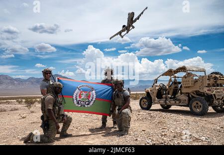 Quatre contrôleurs d'attaque de terminal interarmées affectés au 6th Escadron d'entraînement de combat, base aérienne de Nellis, Nevada, affichent le drapeau du Parti de contrôle aérien tactique après avoir terminé une mission sur le champ d'essai et d'entraînement du Nevada, Nevada, le 3 août 2022. En tant que membres de la guerre spéciale de la Force aérienne, les spécialistes TACP ont immolé avec les unités de l'Armée de terre et de la Marine sur le front la responsabilité incroyable d'appeler à une grève aérienne sur la bonne cible au bon moment. (É.-U. Photo de la Force aérienne par William R. Lewis) Banque D'Images