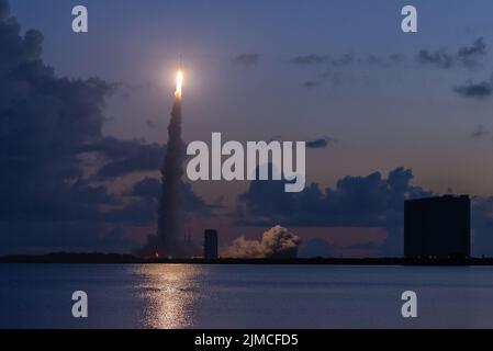 Une fusée Atlas V de l'United Launch Alliance (ULA) transportant le sixième orbite géosynchrone de la Terre à système infrarouge spatial (SBIRS GEO-6) est lancée à partir du complexe de lancement spatial 41 sur la station de la Force spatiale du Cap Canaveral, en Floride, le 4 août 2022. Le satellite SBIRS GEO-6 a été équipé de puissants capteurs de surveillance protégeant notre nation 24/7. (É.-U. Photo Space Force par Joshua Conti) Banque D'Images