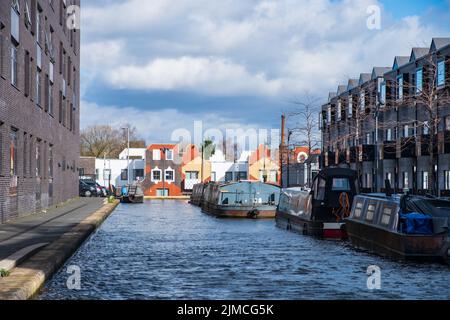 Des bateaux amarrés dans un canal dans la nouvelle région de New Islington à Manchester Banque D'Images