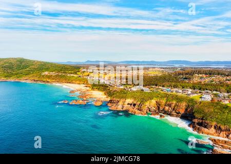 Rochers et falaises sur la côte Pacifique autour de la plage de burgess dans la ville de Forster en australie - vue aérienne sur le paysage depuis la mer ouverte. Banque D'Images