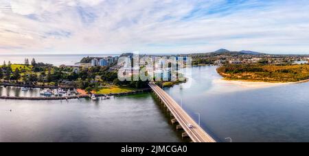Traversez le pont autoroutier de la rue en traversant la rivière Coolongolook entre les villes de Forster et Tuncurry sur la côte Pacifique de l'Australie. Banque D'Images