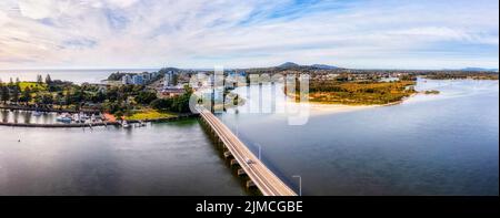 Traversez le pont autoroutier de la rue en traversant la rivière Coolongolook entre les villes de Forster et Tuncurry sur la côte Pacifique de l'Australie. Banque D'Images