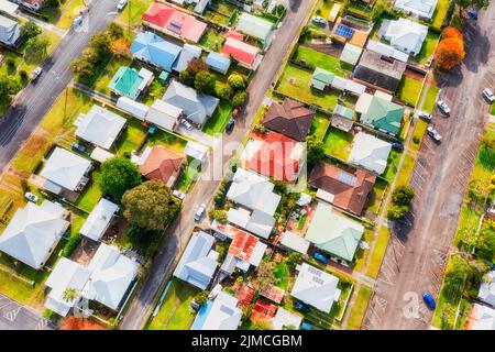 Banlieues avec maisons indépendantes sur des rues résidentielles calmes dans la ville rurale régionale d'Australie - vue aérienne de dessus en bas. Banque D'Images