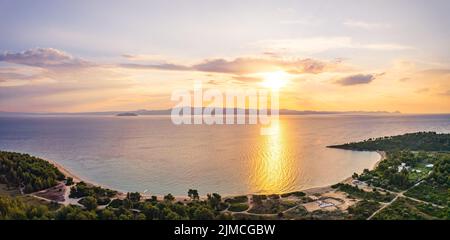 Vue ascendante de la plage de Glarokavos dans la péninsule de Kassandra au coucher du soleil, Halkidiki, Grèce. Photo de haute qualité Banque D'Images