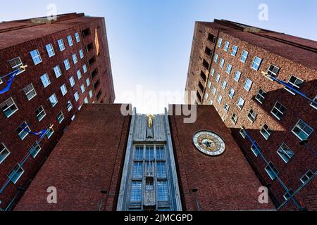 Hôtel de ville monumental en brique rouge, façade nord, horloge astronomique, architectes Arnstein Arneberg et Magnus Poulsson, prix Nobel de la paix Banque D'Images