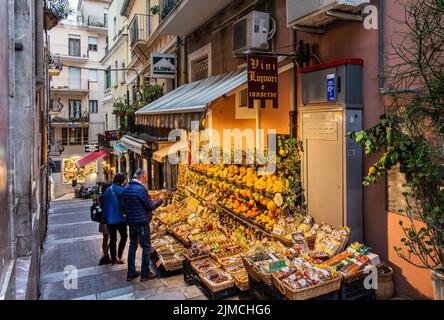 Allée de la vieille ville avec kiosque à fruits et à souvenirs, Taormine, côte est, Sicile, Italie Banque D'Images