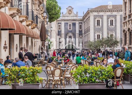 Rue café sur la via Etnea avec la Porta Uzeda, Catane, côte est, Sicile, Italie Banque D'Images