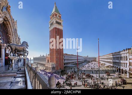 Place Saint-Marc avec Campanile, Procuraties, et la Quadriga des chevaux de San Marco, Venise, Vénétie, Mer Adriatique, Italie du Nord, Italie Banque D'Images