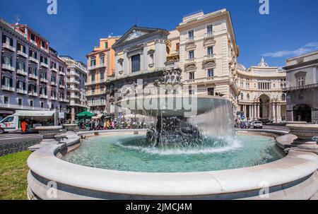 Piazza Trieste e Trento avec la fontaine Fontana del Carciofo, Naples, Golfe de Naples, Campanie, Italie du Sud, Italie Banque D'Images