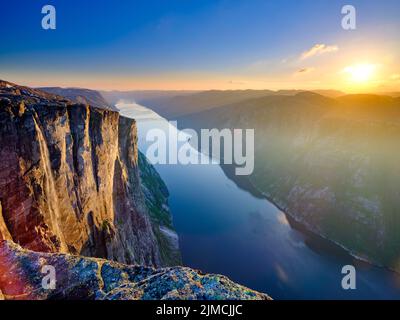 Rock face de Kjerag au-dessus du Lysefjord dans la lumière du soir, Lyseboten, Rogaland, Norvège Banque D'Images