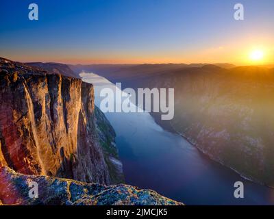 Rock face de Kjerag au-dessus du Lysefjord dans la lumière du soir, Lyseboten, Rogaland, Norvège Banque D'Images