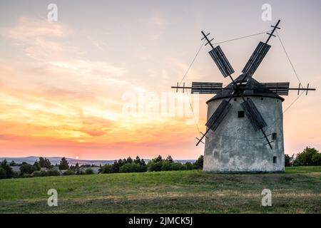 Vieux moulins à vent historiques au coucher du soleil de Tesi, balaton, hongrie Banque D'Images