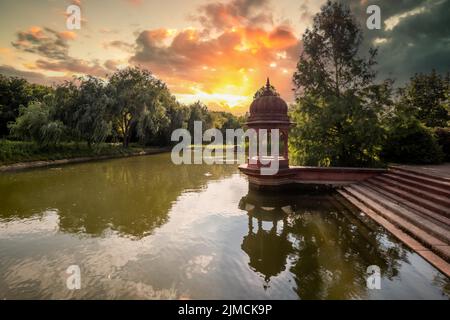 Pagodas rouges (Srila Prabhupada Puspa Samadhi) dans un lac, Sunshine dans la vallée de Krishna-voelgy Parolo Paroisse, Somogyvamos, Balaton, Hongrie Banque D'Images