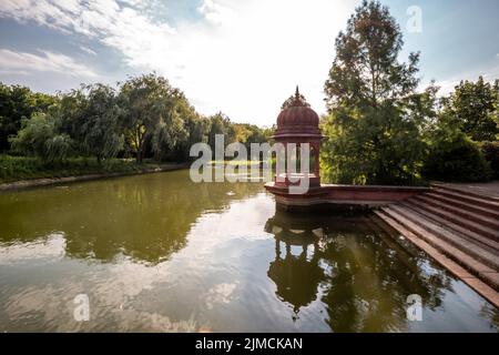 Pagodas rouges (Srila Prabhupada Puspa Samadhi) dans un lac, Sunshine dans la vallée de Krishna-voelgy Parolo Paroisse, Somogyvamos, Balaton, Hongrie Banque D'Images