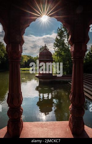 Deux pagodas rouges (Srila Prabhupada Puspa Samadhi) dans un lac, soleil dans la vallée de Krishna-voelgy Parolo Paroisse, Somogyvamos, Balaton Banque D'Images