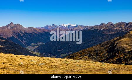 Paysage d'automne dans la zone de ski et de randonnée Merano 2000, avec la toile de fond des Dolomites en arrière-plan, près de Merano, Tyrol du Sud Banque D'Images