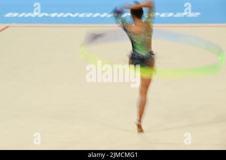 BIRMINGHAM, ROYAUME-UNI. 5th AOÛT Alice Leaper d'Angleterre avec le ruban lors de la finale individuelle de gymnastique rythmique à l'Utilita Arena pendant les Jeux du Commonwealth de Birmingham 2022 le vendredi 5th août 2022. (Credit: Pat Scaasi | MI News) Credit: MI News & Sport /Alay Live News Banque D'Images