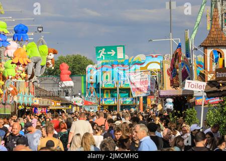 Crange, Herne, NRW, 05th août 2022. Le jour d'ouverture officiel du 2022 Cranger kirmes, 3rd le plus grand salon de la FONN d'Allemagne et le plus grand de ce genre, accueille des milliers de visiteurs qui apprécient les carrousels, les montagnes russes, les halls de bière, les stands de nourriture et d'autres attractions. La foire populaire, qui a été suspendue pendant la pandémie, attire régulièrement plus de 4m visiteurs pendant ses 10 jours de course et a été établie pendant des décennies dans sa forme actuelle, avec la foire elle-même datant du début du 18th siècle à Crange. Credit: Imagetraceur/Alamy Live News Banque D'Images