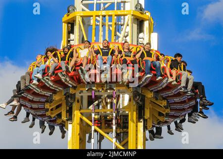 Crange, Herne, NRW, 05th août 2022. Les gens sur le trajet de 85 mètres de haut 'Handover - The Tower'. Le jour d'ouverture officiel du 2022 Cranger kirmes, 3rd le plus grand salon de la FONN d'Allemagne et le plus grand de ce genre, accueille des milliers de visiteurs qui apprécient les carrousels, les montagnes russes, les halls de bière, les stands de nourriture et d'autres attractions. La foire populaire, qui a été suspendue pendant la pandémie, attire régulièrement plus de 4m visiteurs pendant ses 10 jours de course et a été établie pendant des décennies dans sa forme actuelle, avec la foire elle-même datant du début du 18th siècle à Crange. Crédit : Imagetraceur/Alay Banque D'Images