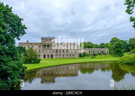 Lyme Hall historique anglais majestueux Maison et parc à Cheshire, Royaume-Uni avec les gens qui s'amusent dans les jardins Banque D'Images