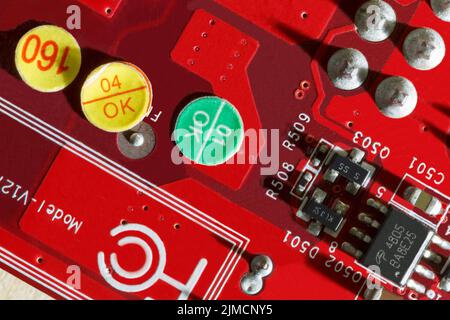 Carte de circuit imprimé électronique en rouge avec composants électroniques - vue de dessus Banque D'Images