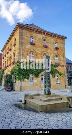 L'hôtel de ville de Wassertruedingen par beau temps. Wassertruedingen, Ansbach, moyenne-Franconie, Bavière, Allemagne Banque D'Images