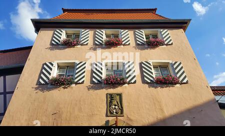 Porte supérieure de Wassertruedingen par beau temps. Wassertruedingen, Ansbach, moyenne-Franconie, Bavière, Allemagne Banque D'Images