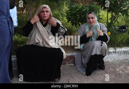 Gaza, Palestine. 5th août 2022. Les femmes palestiniennes à l'extérieur d'un hôpital réagissent à la suite d'une attaque aérienne israélienne vendredi à Khan Yunis, dans le sud de la bande de Gaza, à 5 août 2022. Des frappes aériennes meurtrières menées par l'armée israélienne à Gaza ont tué 10 Palestiniens et blessé des dizaines de témoins. Photo par Ismael Mohamad/UPI crédit: UPI/Alay Live News Banque D'Images