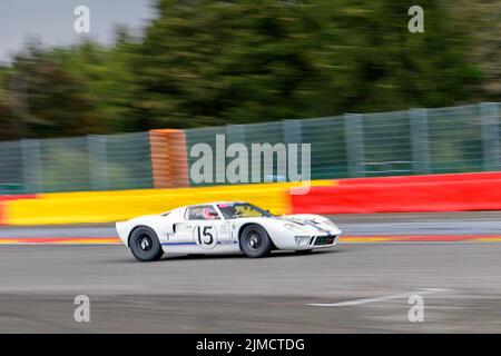 Photo de la voiture de course historique Ford GT40 sur le circuit de course Spa Francorchamps en courbe 1 la Source, montagnes russes Ardennes, Ardennes, Malmedy, Belgique Banque D'Images