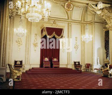 Vers 1965, Londres, Angleterre, Royaume-Uni: Salle du trône à Buckingham Palace montrant le trône décoré des armoiries royales. (Image de crédit : © Keystone USA/ZUMA Press Wire) Banque D'Images