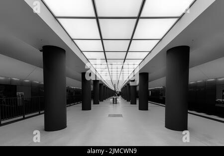 Noir et blanc, station de métro de la porte de Brandebourg, Berlin, Allemagne Banque D'Images