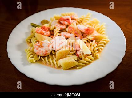 Pâtes de fruits de mer en sauce aigre-douce Banque D'Images