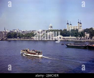 Vers 1965, Londres, Angleterre, Royaume-Uni : la tour de Londres apparaît derrière des bateaux sur la Tamise. (Image de crédit : © Keystone USA/ZUMA Press Wire) Banque D'Images