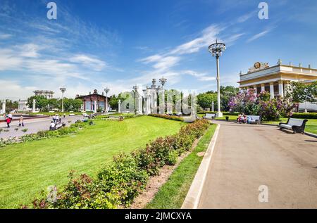 Personnes se reposant sur la place près de la fontaine amitié des personnes dans le parc VDNH à Moscou. Russie Banque D'Images