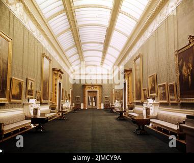 Vers 1965, Londres, Angleterre, Royaume-Uni : vue sur l'opulente galerie d'images de Buckingham Palace. (Image de crédit : © Keystone USA/ZUMA Press Wire) Banque D'Images