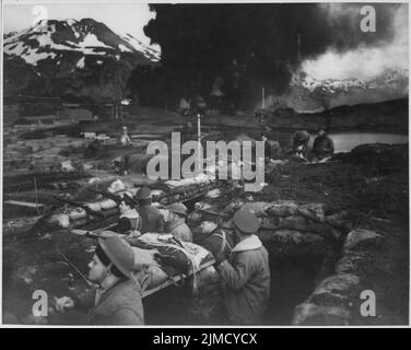 Attaque apanaise dans le port hollandais de 3 juin 1942. Groupe de Marines sur l'alerte entre les attaques. La fumée des réservoirs de combustible en arrière-plan avait été mise à feu par un bombardier de plongée la veille. Banque D'Images