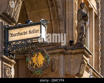 Panneau de l'auberge Auerbachs Keller à l'entrée du Maedlerpassage, panneau de nez, Leipzig, Saxe, Allemagne Banque D'Images