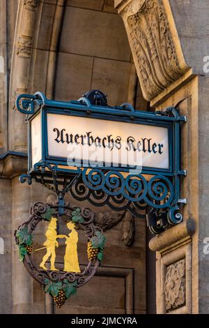 Panneau de l'auberge Auerbachs Keller à l'entrée du Maedlerpassage, panneau de nez, Leipzig, Saxe, Allemagne Banque D'Images