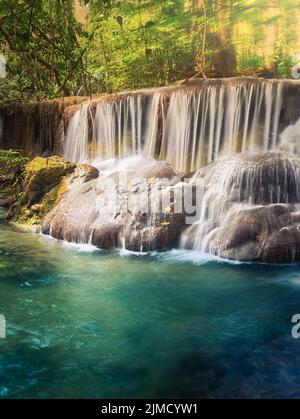 Belle cascade Huai Mae Khamin, Thaïlande Banque D'Images