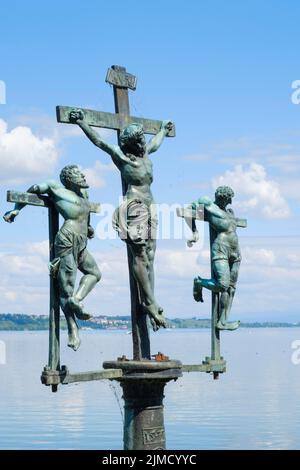 Croix de Suède, groupe de crucifixion à l'entrée de l'île Mainau, Lac de Constance, Bade-Wurtemberg, Allemagne Banque D'Images